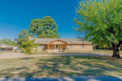 This 3 bedroom, 2 bath, brick home is the perfect home for a on Hide-A-Way Lake Golf Course in Texas - for sale on GolfHomes.com, golf home, golf lot