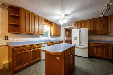 Opportunity on Fairway Drive! This spacious 5 bedroom, 2.5-bath on Batesville Municipal Golf Course in Arkansas - for sale on GolfHomes.com, golf home, golf lot