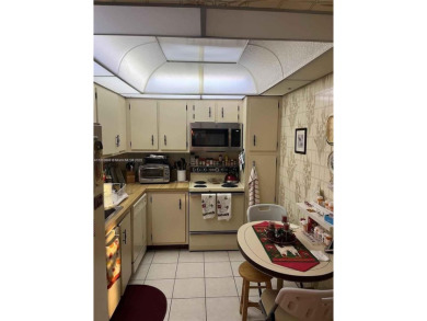 Attention! Price reduced! Sellers are relocating and are very on Pembroke Lakes Golf Club in Florida - for sale on GolfHomes.com, golf home, golf lot