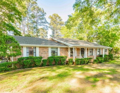 This well maintained 3-bedroom, 2.5-bath home offers tons of on Foxwood Golf Club in Arkansas - for sale on GolfHomes.com, golf home, golf lot