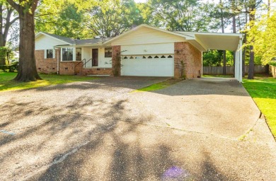 This well maintained 3-bedroom, 2.5-bath home offers tons of on Foxwood Golf Club in Arkansas - for sale on GolfHomes.com, golf home, golf lot