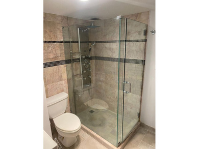 This spacious 2-bedroom, 2-bathroom unit features an open living on Inverrary Country Club in Florida - for sale on GolfHomes.com, golf home, golf lot