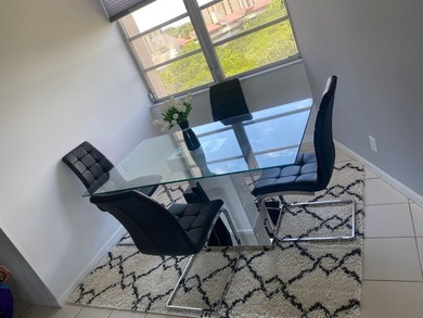 This spacious 2-bedroom, 2-bathroom unit features an open living on Inverrary Country Club in Florida - for sale on GolfHomes.com, golf home, golf lot