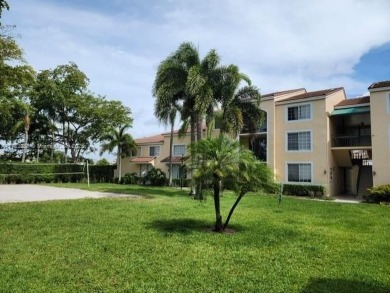 AMAZING APARTMENT LAKE VIEW ONE BEDROOM, ONE BATHROOM THE BEST on Bear Lakes Country Club in Florida - for sale on GolfHomes.com, golf home, golf lot