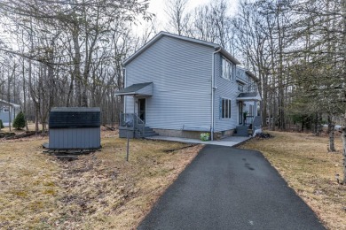 Charming 3-Bedroom Home in Amenity-Filled Pocono Farms Country on Pocono Farms Country Club in Pennsylvania - for sale on GolfHomes.com, golf home, golf lot