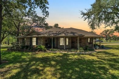 Immaculate and ready for immediate move in! This 3 BR, 2 BA, 2 on Lake Kiowa Golf Course in Texas - for sale on GolfHomes.com, golf home, golf lot