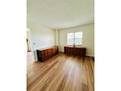 Under contract-accepting backup offers. Cute 2 bedroom 2 bath on Terra Ceia Golf and Country Club in Florida - for sale on GolfHomes.com, golf home, golf lot
