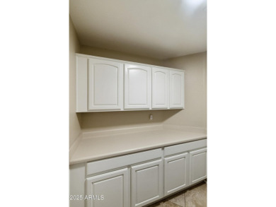 Welcome to this well-maintained 2 bedroom, 2 bath PLUS den 2,022 on Oakwood Golf Club  in Arizona - for sale on GolfHomes.com, golf home, golf lot