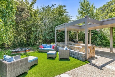 Welcome to this exceptional custom-built contemporary home on Rogue Valley Country Club in Oregon - for sale on GolfHomes.com, golf home, golf lot
