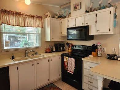 Welcome! This very clean, very well maintained 2/2 is bright on Grasslands Golf and Country Club in Florida - for sale on GolfHomes.com, golf home, golf lot