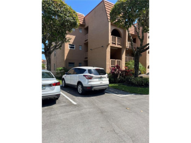 Beautiful, spacious and well kept 1 bedroom condo with 1 and a on Sunrise Lakes Phase III in Florida - for sale on GolfHomes.com, golf home, golf lot