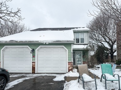 Gurnee. Hard to find 1500 sq foot 3 bedroom, 2.1 bath home with on Heather Ridge Golf Club in Illinois - for sale on GolfHomes.com, golf home, golf lot