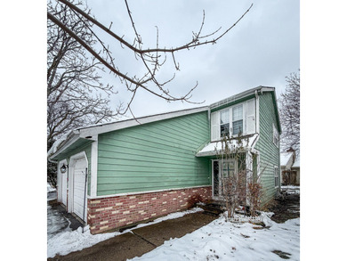 Gurnee. Hard to find 1500 sq foot 3 bedroom, 2.1 bath home with on Heather Ridge Golf Club in Illinois - for sale on GolfHomes.com, golf home, golf lot