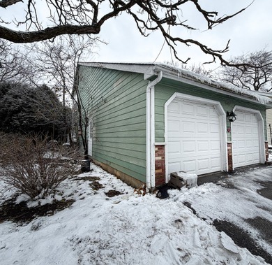 Gurnee. Hard to find 1500 sq foot 3 bedroom, 2.1 bath home with on Heather Ridge Golf Club in Illinois - for sale on GolfHomes.com, golf home, golf lot