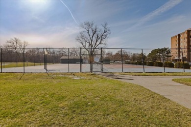 Welcome to your new home!  This one bed/one bath is ready for on River Oaks Golf Course in Illinois - for sale on GolfHomes.com, golf home, golf lot