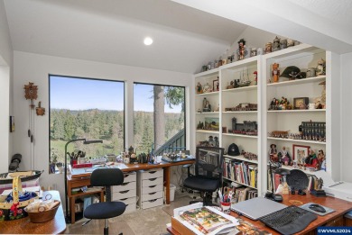 Stunning, fully remodeled condo with golf course & West Hill on Illahe Hills Country Club in Oregon - for sale on GolfHomes.com, golf home, golf lot