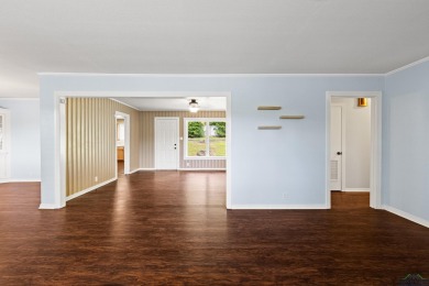 Welcome to this beautifully maintained 2-bedroom, 2-bathroom on Pinecrest Country Club in Texas - for sale on GolfHomes.com, golf home, golf lot