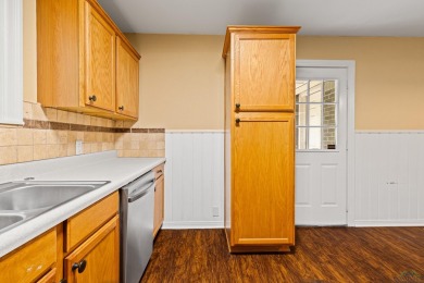 Welcome to this beautifully maintained 2-bedroom, 2-bathroom on Pinecrest Country Club in Texas - for sale on GolfHomes.com, golf home, golf lot