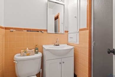Welcome to this beautifully maintained 2-bedroom, 2-bathroom on Pinecrest Country Club in Texas - for sale on GolfHomes.com, golf home, golf lot