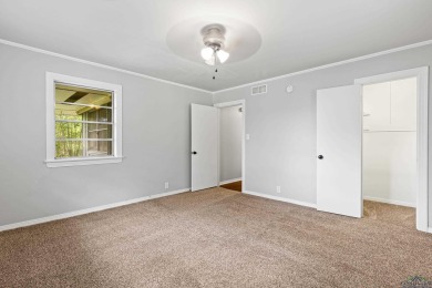 Welcome to this beautifully maintained 2-bedroom, 2-bathroom on Pinecrest Country Club in Texas - for sale on GolfHomes.com, golf home, golf lot