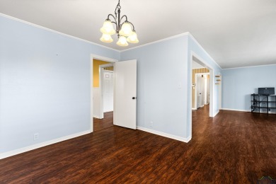 Welcome to this beautifully maintained 2-bedroom, 2-bathroom on Pinecrest Country Club in Texas - for sale on GolfHomes.com, golf home, golf lot