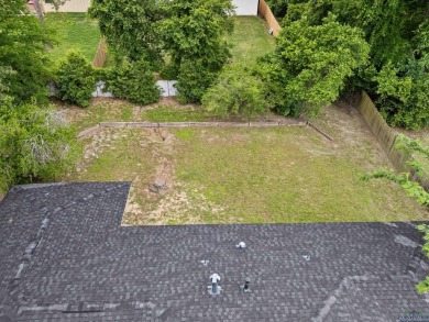 Welcome to this beautifully maintained 2-bedroom, 2-bathroom on Pinecrest Country Club in Texas - for sale on GolfHomes.com, golf home, golf lot