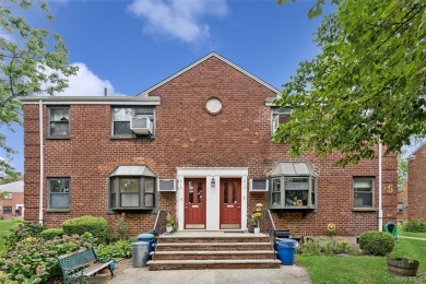 ***WELCOME HOME*** Desirable Upper Corner Apartment With Extra on Clearview Park Golf Course in New York - for sale on GolfHomes.com, golf home, golf lot