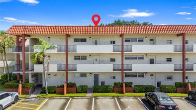 Beautifully maintained top-floor unit in sought-after Hollybrook on Hollybrook Golf and Tennis Club  in Florida - for sale on GolfHomes.com, golf home, golf lot