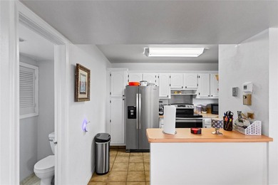 Beautifully maintained top-floor unit in sought-after Hollybrook on Hollybrook Golf and Tennis Club  in Florida - for sale on GolfHomes.com, golf home, golf lot