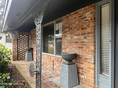 STUNNING 4/2.5 SPLIT LEVEL LESS THAN 3 BLOCKS FROM HYDE PARK on Hyde Park Golf Club in Florida - for sale on GolfHomes.com, golf home, golf lot