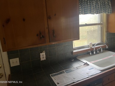 STUNNING 4/2.5 SPLIT LEVEL LESS THAN 3 BLOCKS FROM HYDE PARK on Hyde Park Golf Club in Florida - for sale on GolfHomes.com, golf home, golf lot