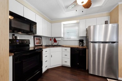 Super Cute Move-In Ready Home in Golfing Community!  Welcome to on Maple Leaf Golf and Country Club in Florida - for sale on GolfHomes.com, golf home, golf lot