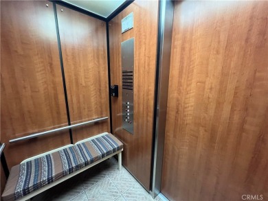 End unit, 3-bedroom, 2-bathroom Villa Puerta, boasting mountain on Leisure Village Par 3 Golf Course in California - for sale on GolfHomes.com, golf home, golf lot