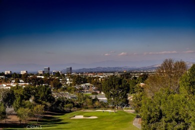 End unit, 3-bedroom, 2-bathroom Villa Puerta, boasting mountain on Leisure Village Par 3 Golf Course in California - for sale on GolfHomes.com, golf home, golf lot
