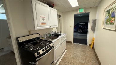 End unit, 3-bedroom, 2-bathroom Villa Puerta, boasting mountain on Leisure Village Par 3 Golf Course in California - for sale on GolfHomes.com, golf home, golf lot