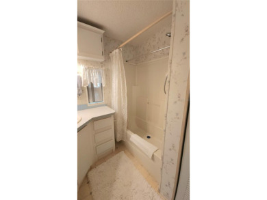 1996 MOBILE HOME IN ACTIVE 55+ COMMUNITY. FURNISHED one bedroom on River Run Golf Links in Florida - for sale on GolfHomes.com, golf home, golf lot
