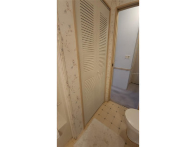 1996 MOBILE HOME IN ACTIVE 55+ COMMUNITY. FURNISHED one bedroom on River Run Golf Links in Florida - for sale on GolfHomes.com, golf home, golf lot