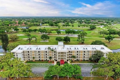 Experience the relaxation of maintenance free living in Palm on Palm Aire Country Club of Sarasota in Florida - for sale on GolfHomes.com, golf home, golf lot