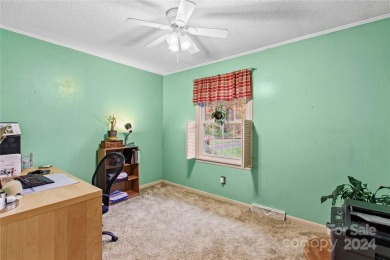 This 3 bedroom, 3 bath home is located in a well-established on Statesville Country Club in North Carolina - for sale on GolfHomes.com, golf home, golf lot