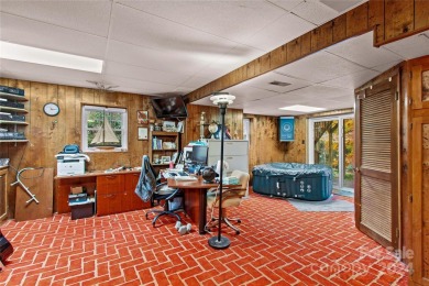 This 3 bedroom, 3 bath home is located in a well-established on Statesville Country Club in North Carolina - for sale on GolfHomes.com, golf home, golf lot