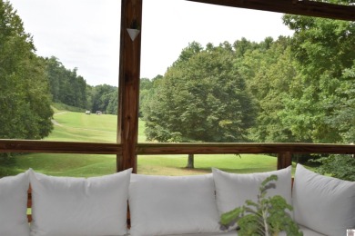 This beautifully decorated, single-level home is located above on Arrowhead Golf Club in Kentucky - for sale on GolfHomes.com, golf home, golf lot