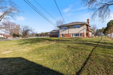 Great opportunity in the Oak Meadows subdivision!  Walking into on St. Andrews Golf and Country Club in Illinois - for sale on GolfHomes.com, golf home, golf lot