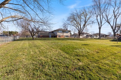 Great opportunity in the Oak Meadows subdivision!  Walking into on St. Andrews Golf and Country Club in Illinois - for sale on GolfHomes.com, golf home, golf lot