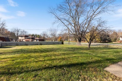 Great opportunity in the Oak Meadows subdivision!  Walking into on St. Andrews Golf and Country Club in Illinois - for sale on GolfHomes.com, golf home, golf lot