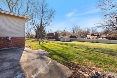 Great opportunity in the Oak Meadows subdivision!  Walking into on St. Andrews Golf and Country Club in Illinois - for sale on GolfHomes.com, golf home, golf lot