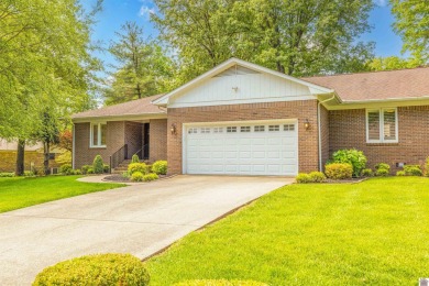 Welcome to this updated and pristine 3-bedroom 2.5-bathroom on Country Club of Paducah in Kentucky - for sale on GolfHomes.com, golf home, golf lot