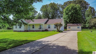This welcoming 3-bedroom, 2-bath home sits on just over an acre on Paxton Park Golf Course in Kentucky - for sale on GolfHomes.com, golf home, golf lot