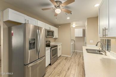 Beautiful 2-bedroom, 2-bath Gemini home in Sun City! Split floor on Sun City Lakes West and East in Arizona - for sale on GolfHomes.com, golf home, golf lot