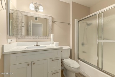 Beautiful 2-bedroom, 2-bath Gemini home in Sun City! Split floor on Sun City Lakes West and East in Arizona - for sale on GolfHomes.com, golf home, golf lot