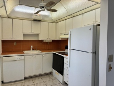 Lovely 2 bedroom 2 bath home in highly desireable Kings Point on Kings Point Golf -Flanders Way in Florida - for sale on GolfHomes.com, golf home, golf lot